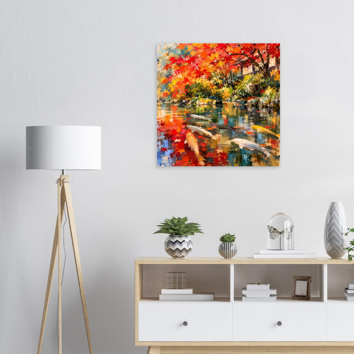 Quadratisches Poster: Koi im Teich vor buntem Herbstlaub und Baumstämmen