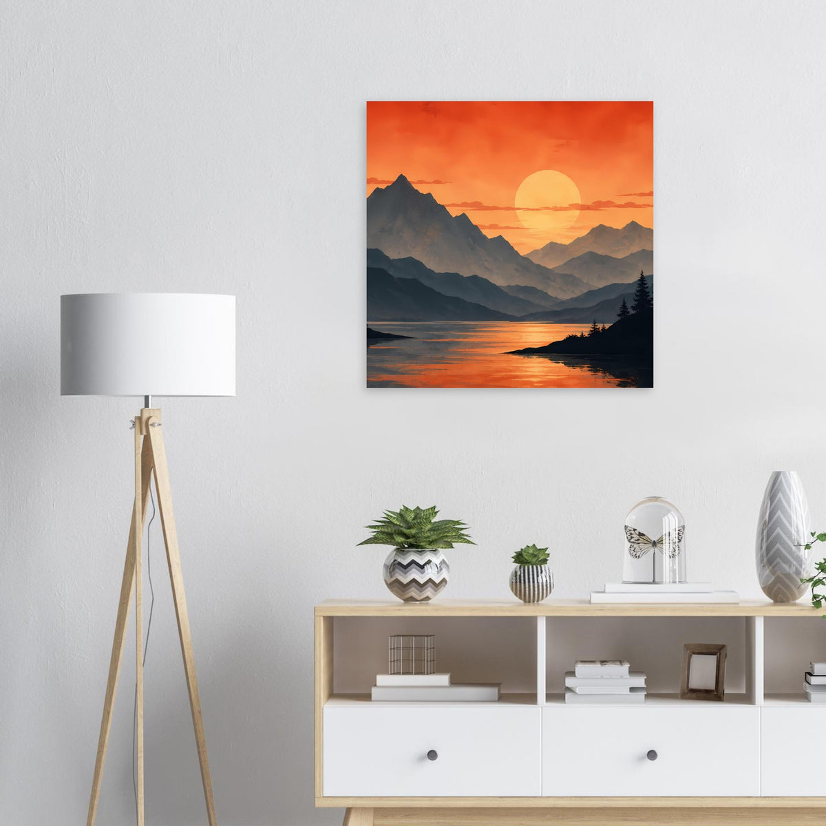 Quadratisches Poster: roter Himmel mit orangefarbener Sonne, Bergkette und Seeufer bei Sonnenuntergang