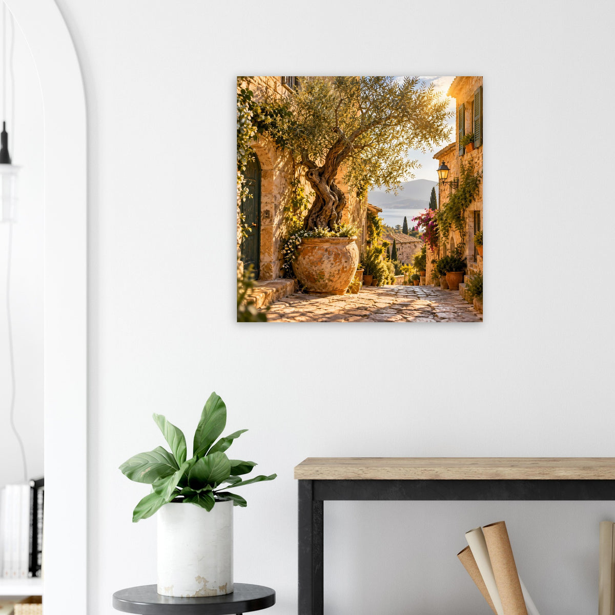 Mediterranes Poster mit sonniger Gasse, Olivenbaum und Terrakotta-Topf an Kopfsteinpflaster