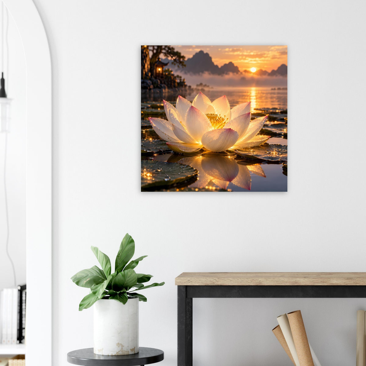 Lotusblüten-Poster: Lotusblüte im Vordergrund, goldene Dämmerung über dem Wasser