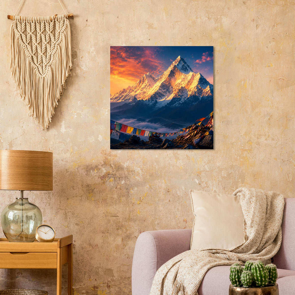Quadratisches Poster mit Bergmotiv bei Sonnenaufgang, goldenem Licht und bunten Wimpeln