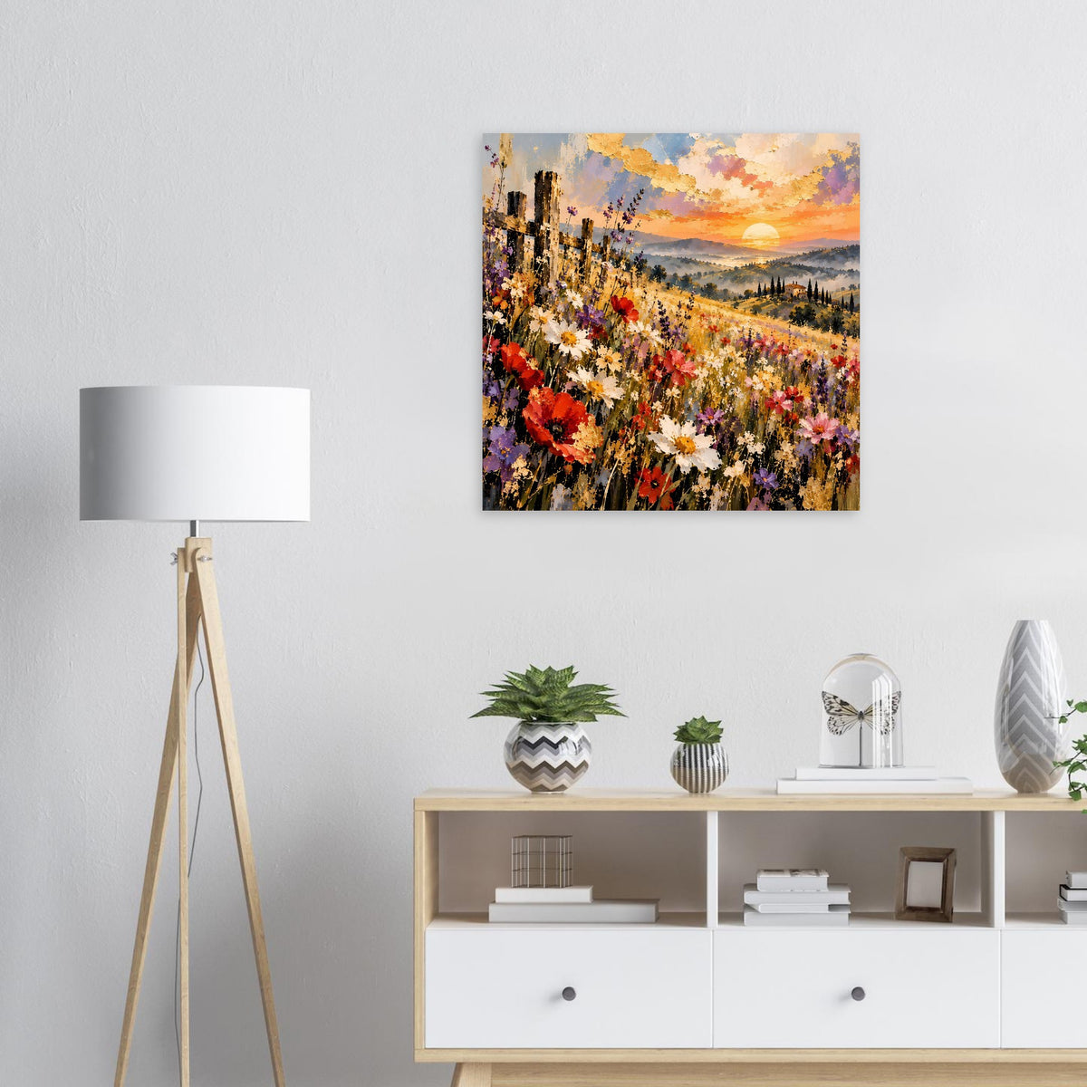 Gerahmtes Landschaftsposter mit Blumenwiese und Abendhimmel mit großer gelber Sonne
