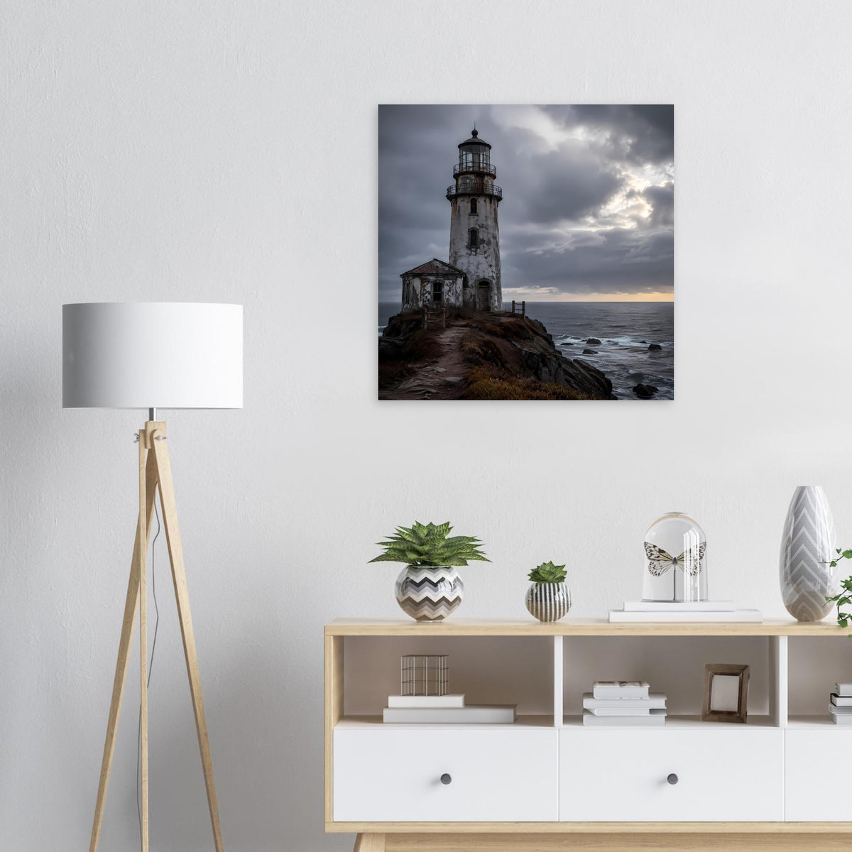 Leuchtturm-Poster mit Leuchtturm, Meeresblick und dunklen Wolken über der Küste