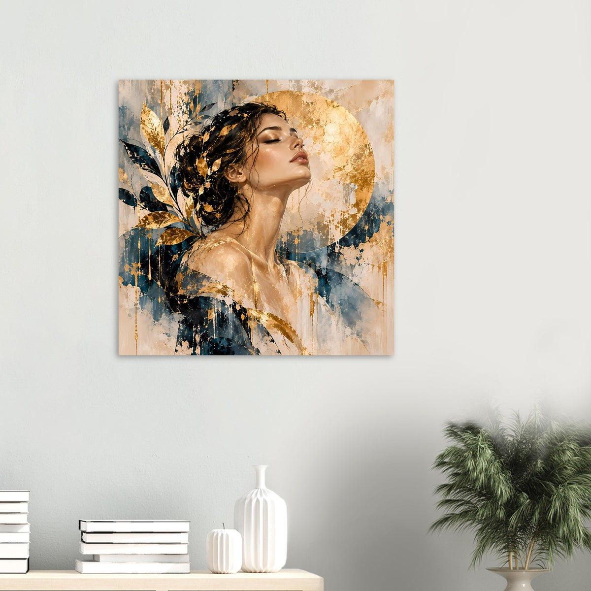 Kunstposter im Querformat: Frauenkopf mit goldenen Blattdetails und blauem Abstraktmuster