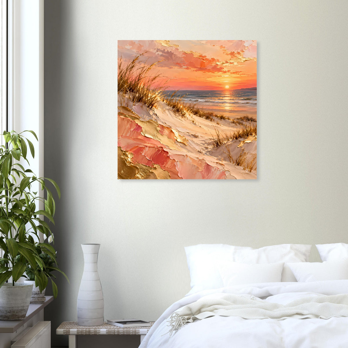 Meerposter mit Strand am Meer und Sonnenuntergang, Pfirsichfarbenes Licht, goldene Highlights
