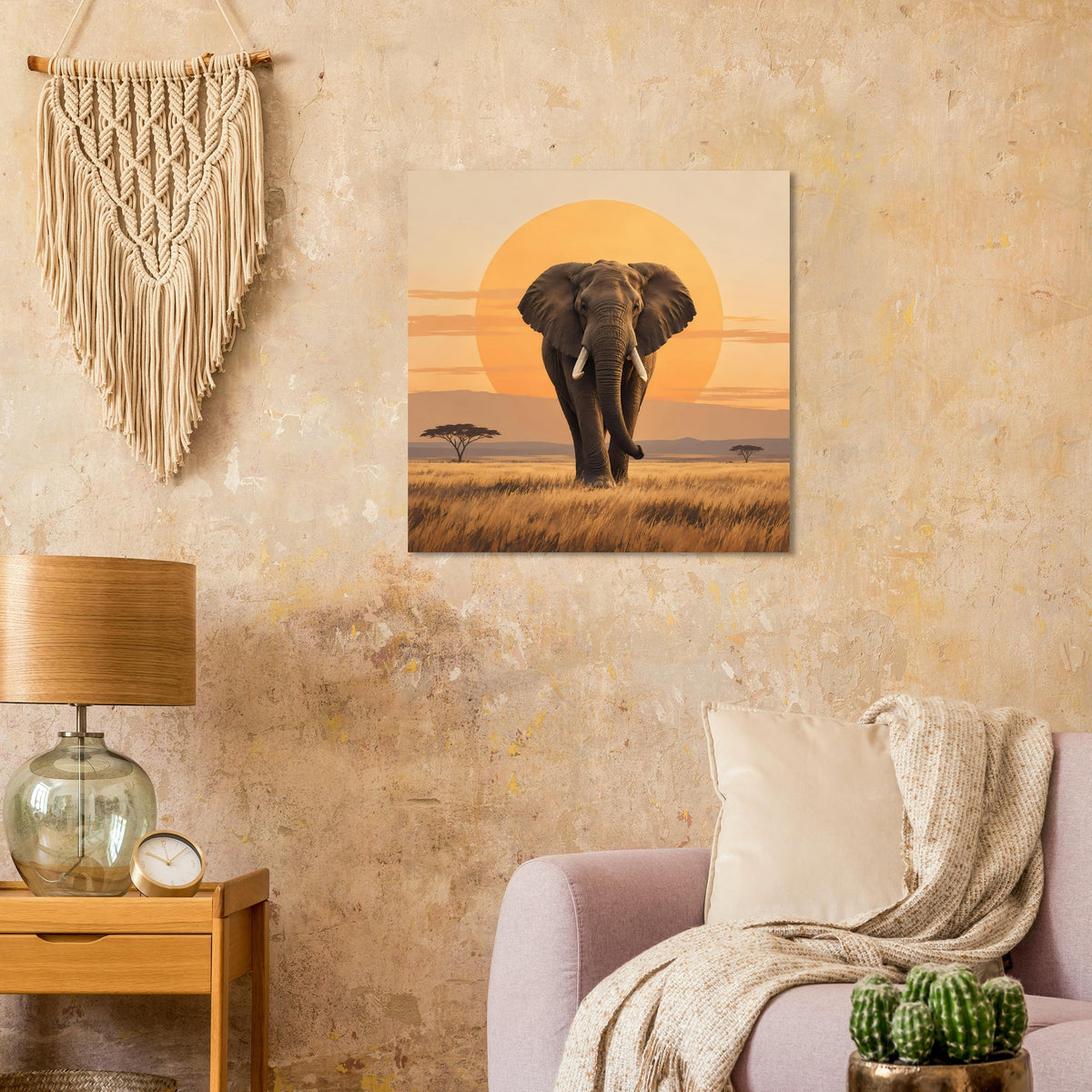 Quadratisches mattes Poster mit Elefant auf Gras vor orangefarbenem Sonnenkreis
