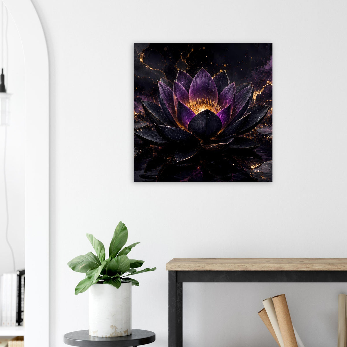 Lotusblüten-Poster mit violetter Blüte und goldener Mitte, auf dunklem Sternenhimmel.
