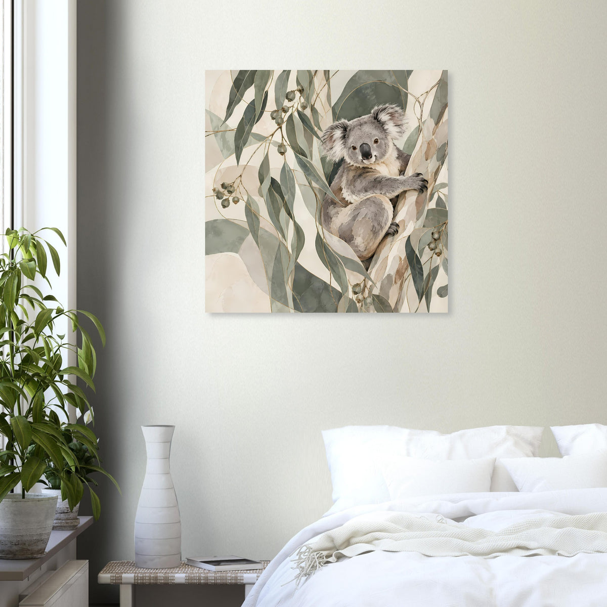 Quadratisches Poster mit Koala vor Blättern in Grün-, Beige- und Erdtönen