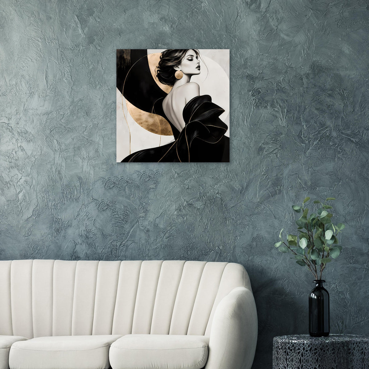 Mattes Poster mit Frau im schwarzen Outfit und goldener Halbmond-Grafik