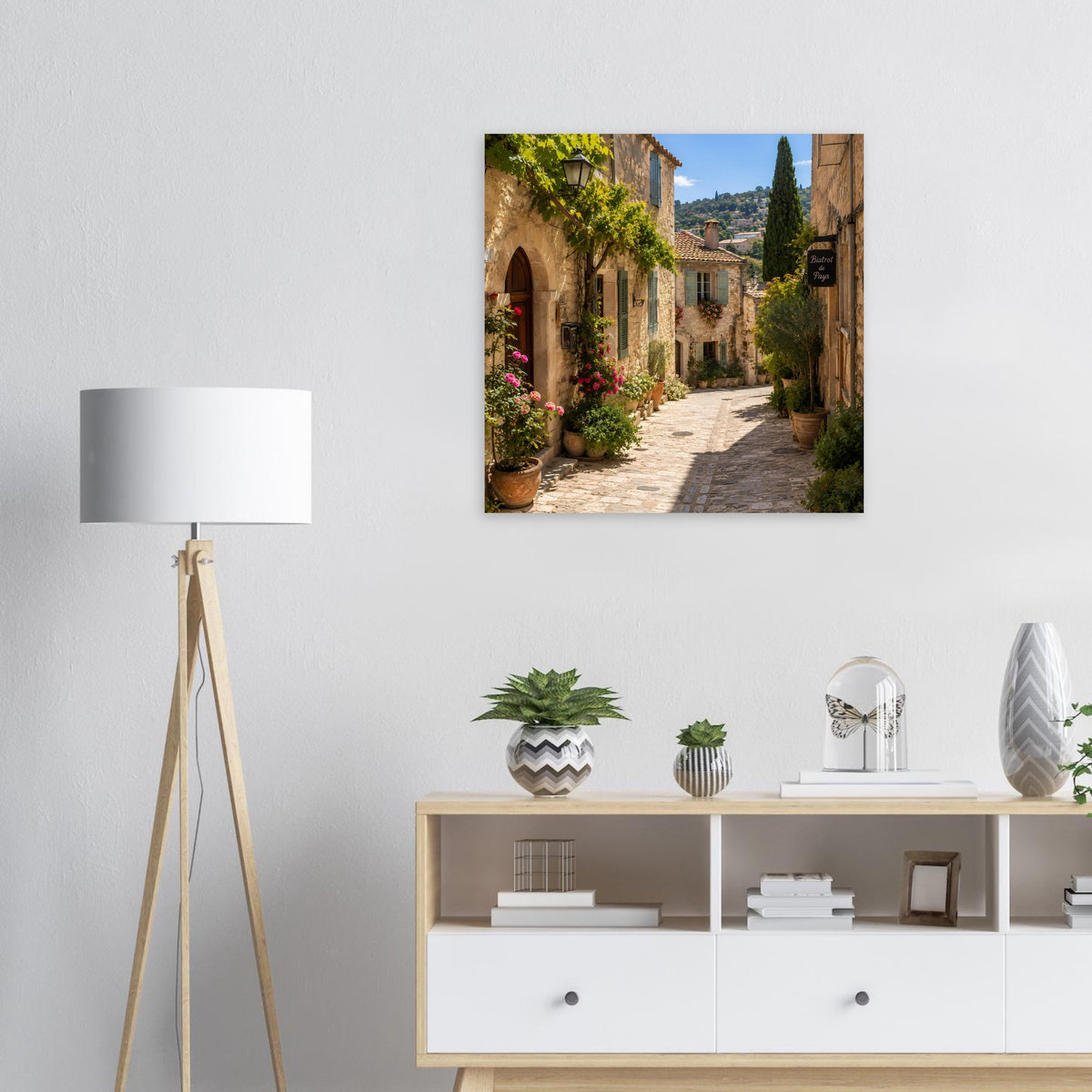 Poster im Rahmen mit Blick in eine Provence-Gasse zwischen Natursteinhäusern