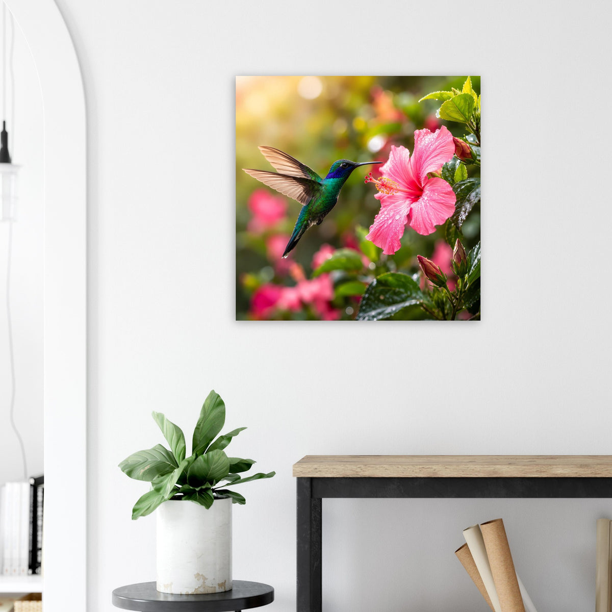 Quadratisches Poster mit Kolibri in Blau-Grün und leuchtender rosa Hibiskusblüte