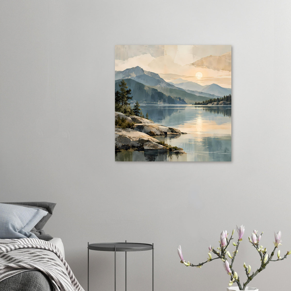 Kleines Poster: ruhiger See mit Bergen und Sonnenaufgang, Felsen und Baumreihe