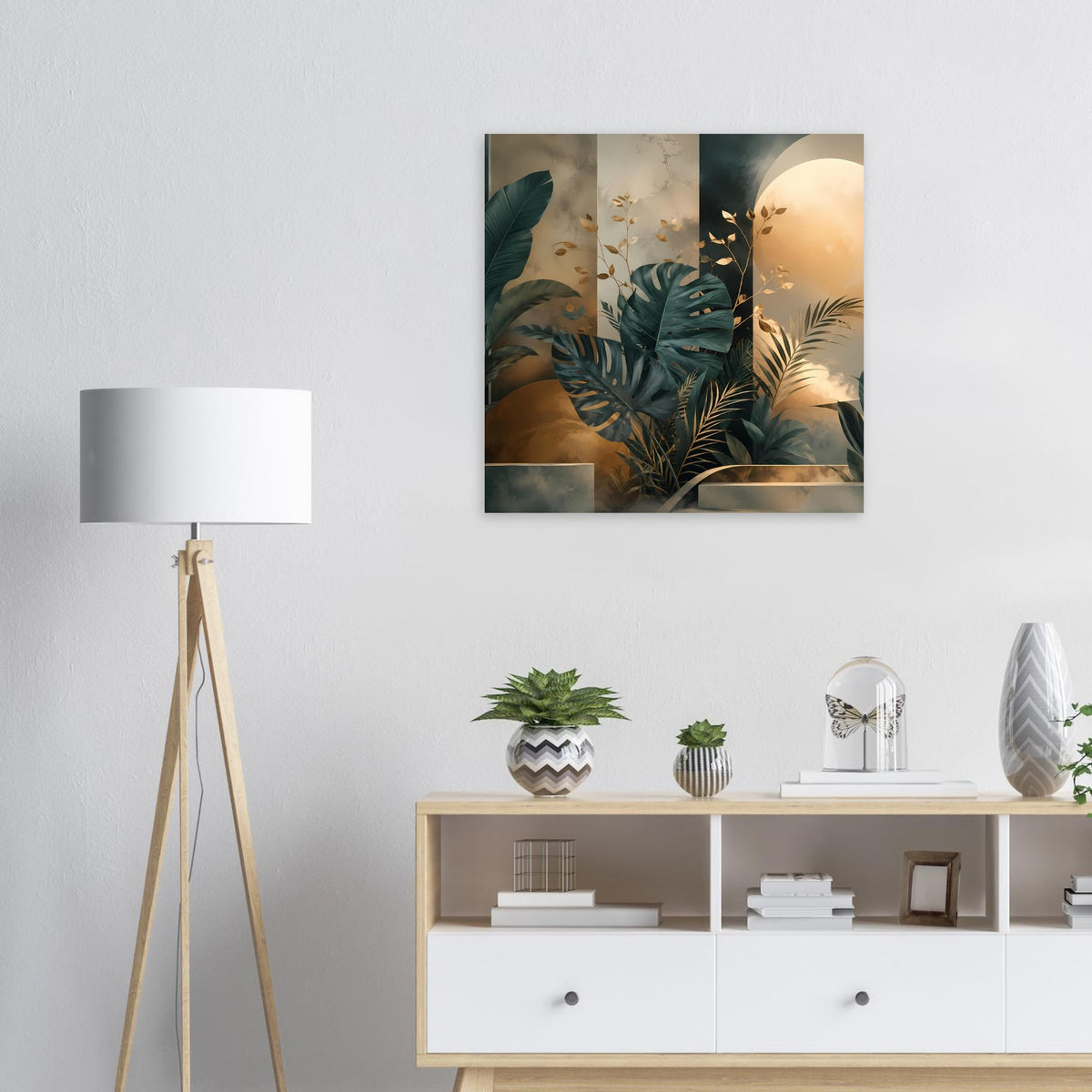 Dreiteiliges Poster mit Palmen- und Monstera-Blättern in Petrolgrün und goldfarbenem Licht