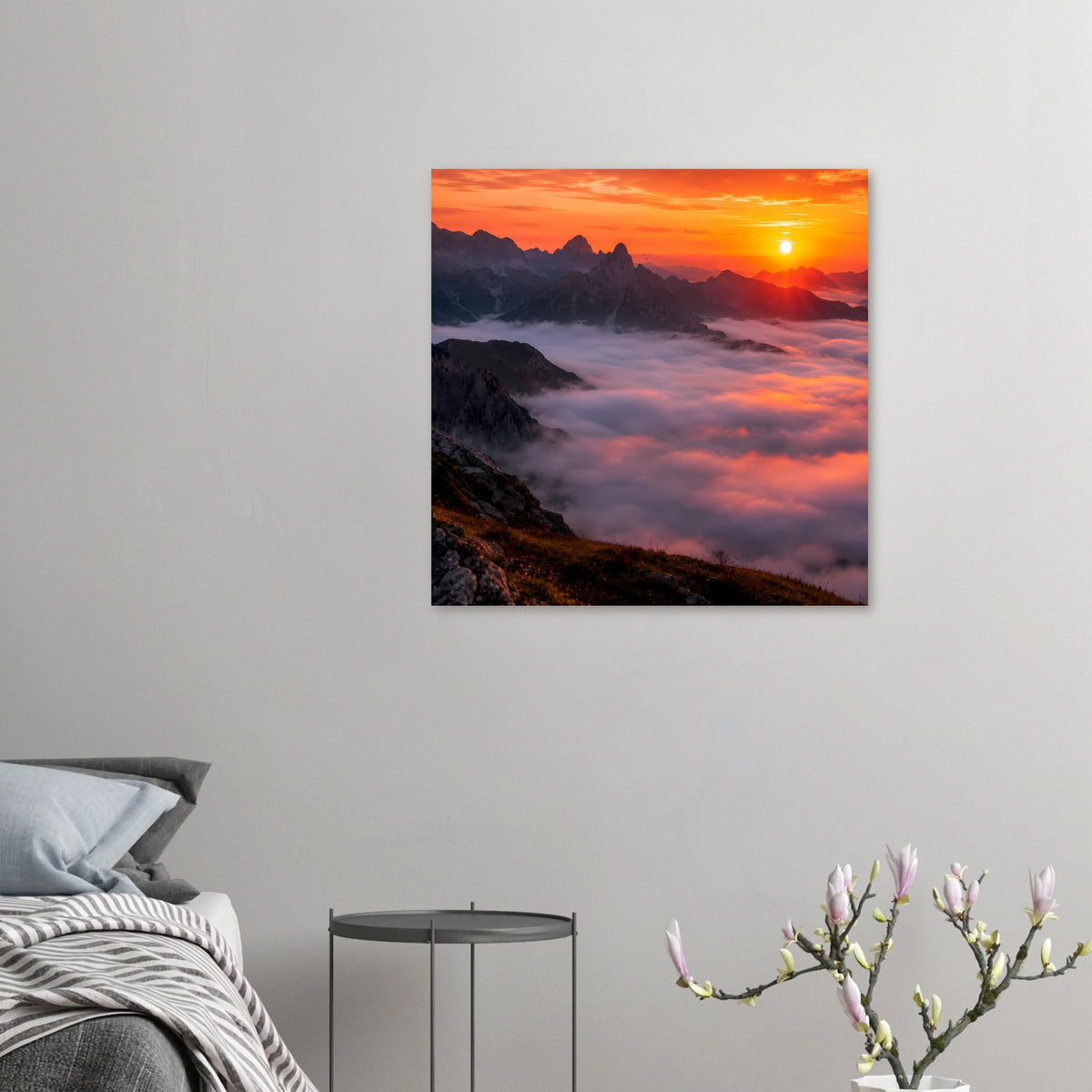 Kleines Poster im Quadratformat mit Sonnenuntergang über Berggipfeln und Nebelmeer.