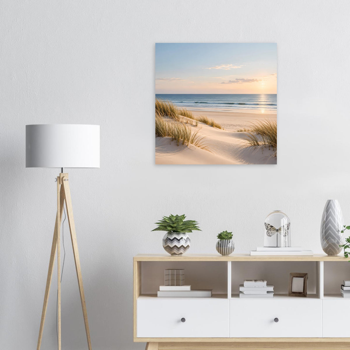 Sonnenuntergang-Strandposter mit Dünen, Meer und Himmel in warmen Farbtönen