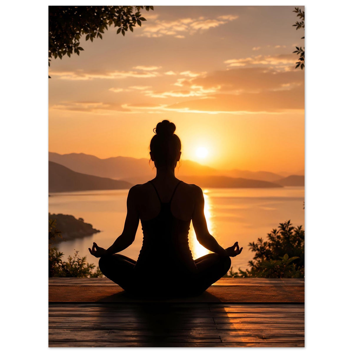 Poster mit Meditationssilhouette im Lotussitz vor Sonnenuntergang, Pflanzen im Vordergrund