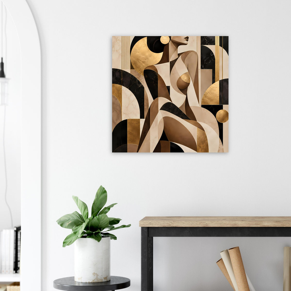 Abstraktes quadratisches Poster mit warmen Beige-, Braun- und Goldtönen sowie schwarzen Flächen