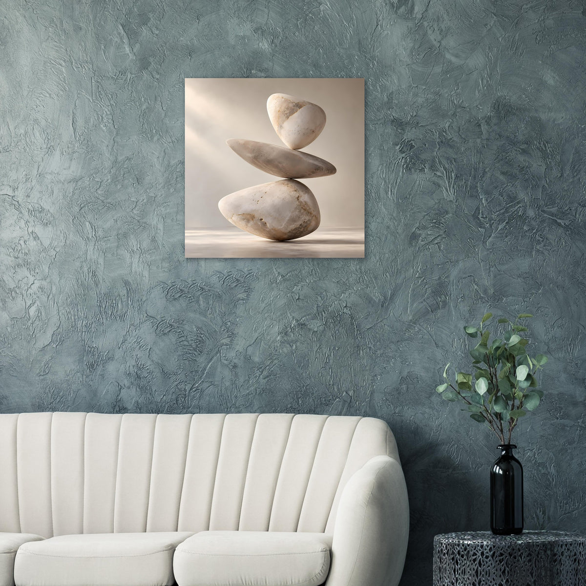 Quadratischer Kunstdruck mit abstraktem Stapel dreier Steine in Naturbeige und Grau