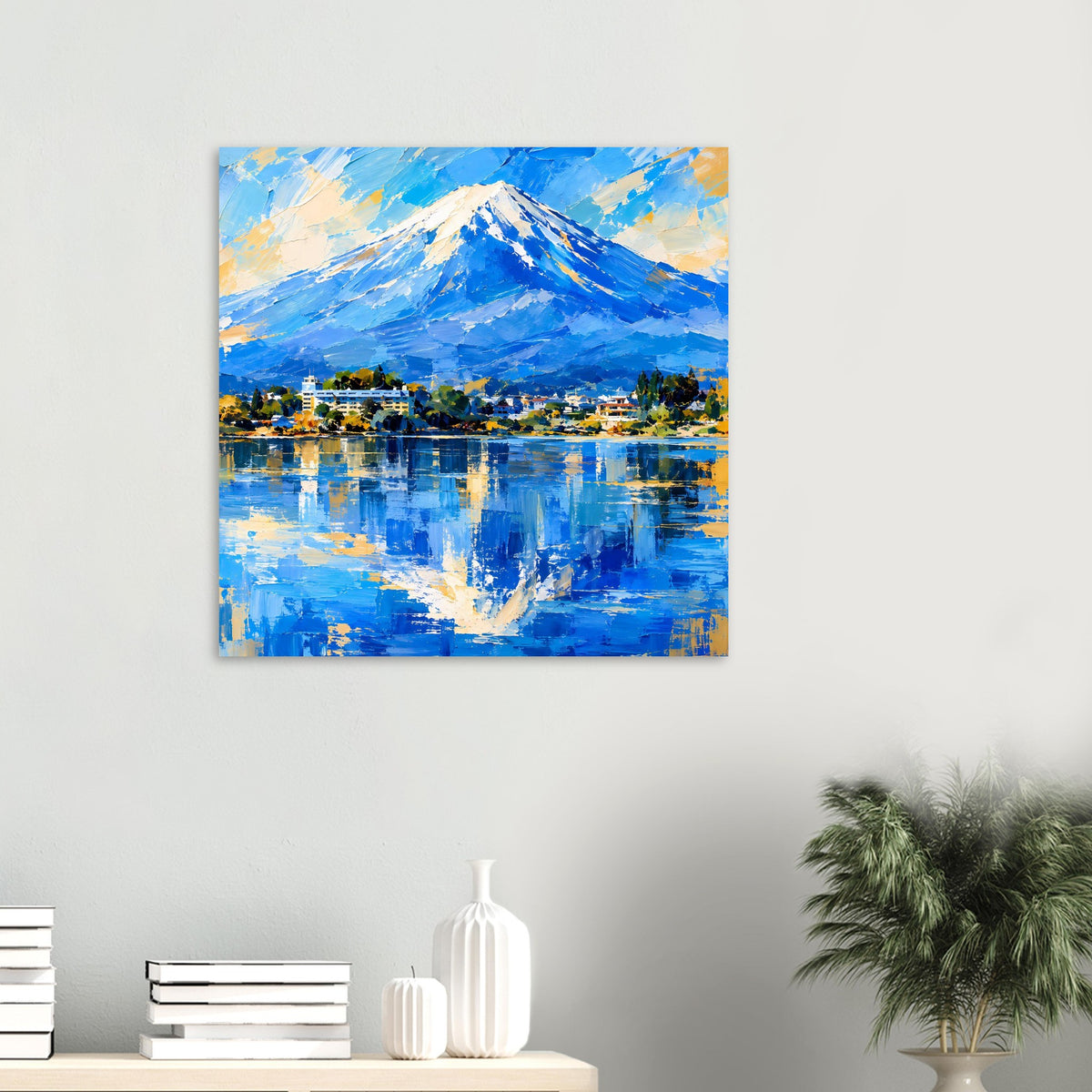 Landschaftsposter mit blauem Berg und See, farbige Wolken und spiegelndes Wasser