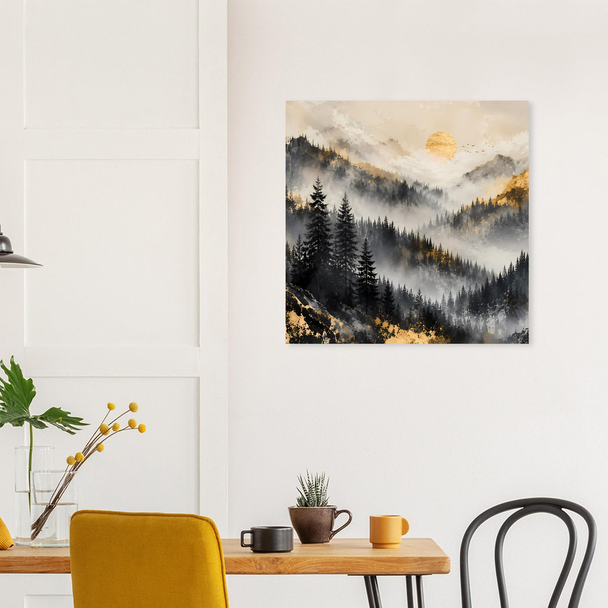 Poster mit Berglandschaft über Holzdekor: Tannen, Nebel und goldene Sonne