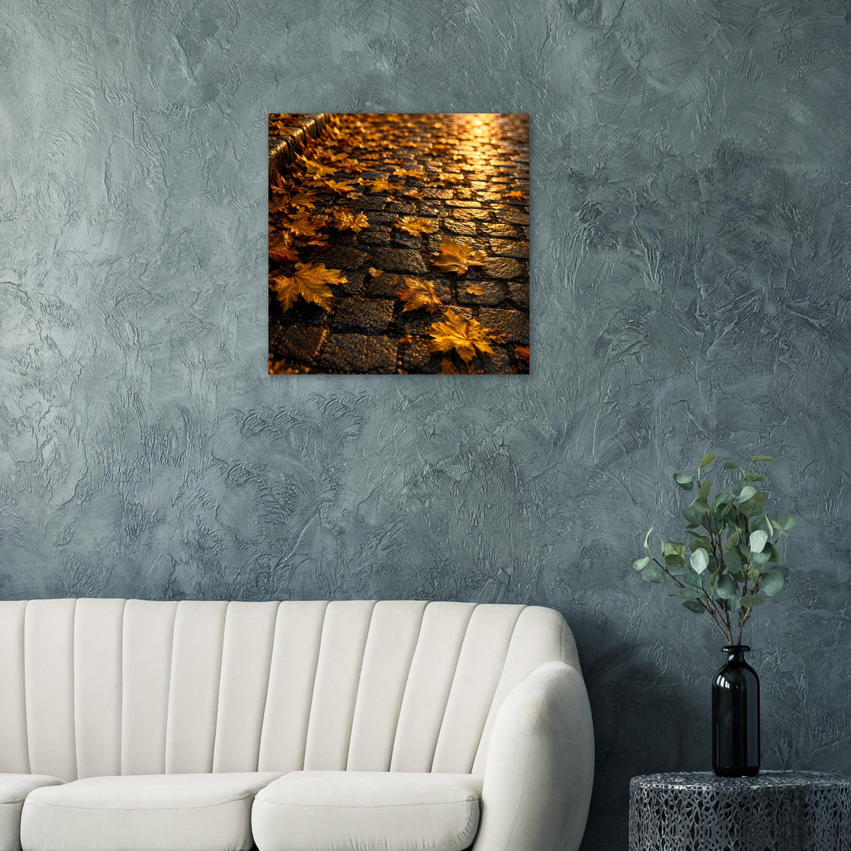 Quadratisches Poster mit Herbstblättern auf dunklem Stein und warmen goldenen Reflexen