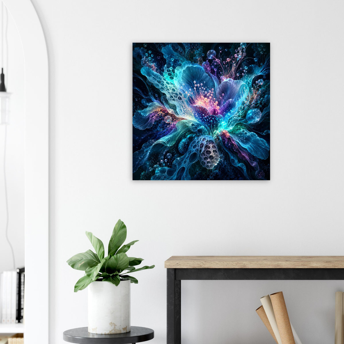 Leuchtendes digitales Blumenposter mit leuchtender Blüte in Blau und Violett an der Wand