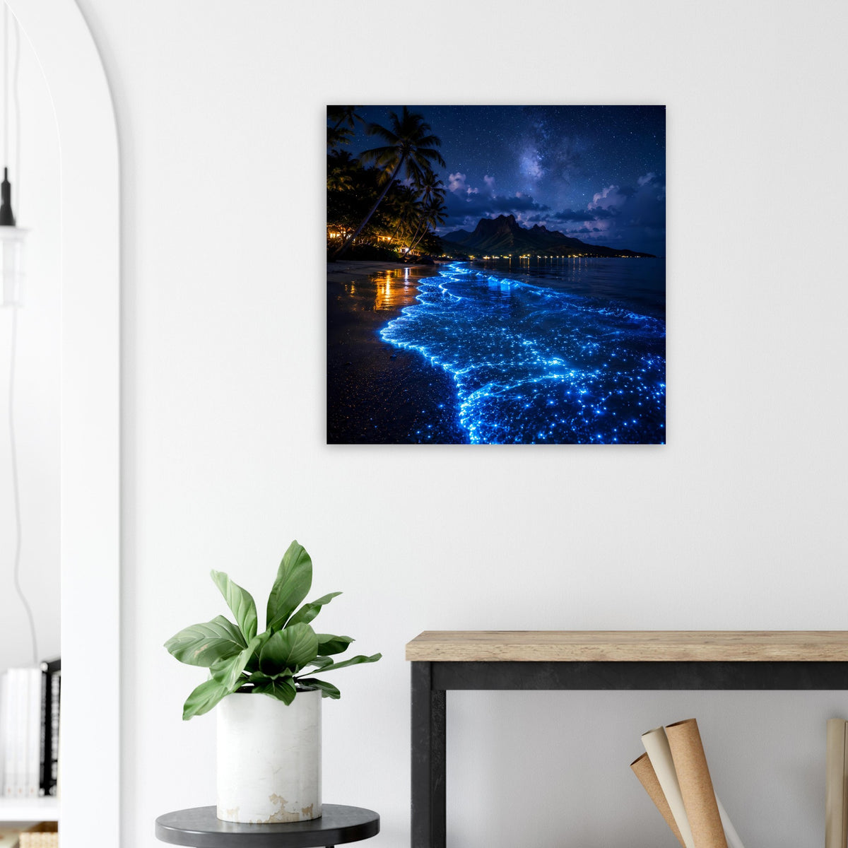 Quadratisches Wandposter mit blau leuchtenden Wellen an einer dunklen Bucht