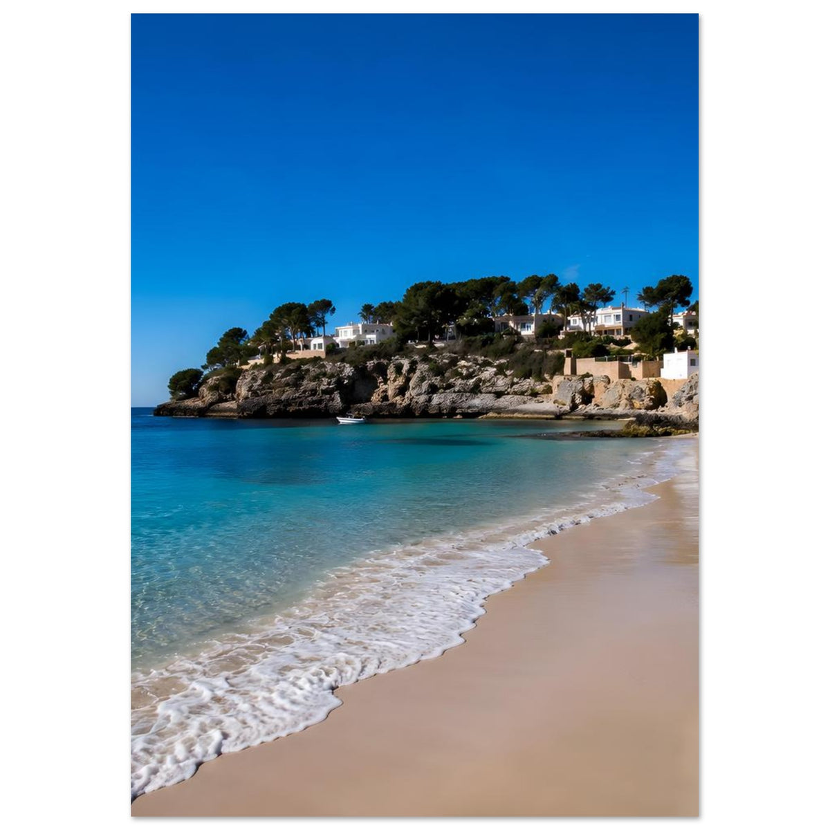 Meerstrand-Poster: türkisblaues Wasser, Sandbucht, Felsufer mit Häusern (Hochformat)