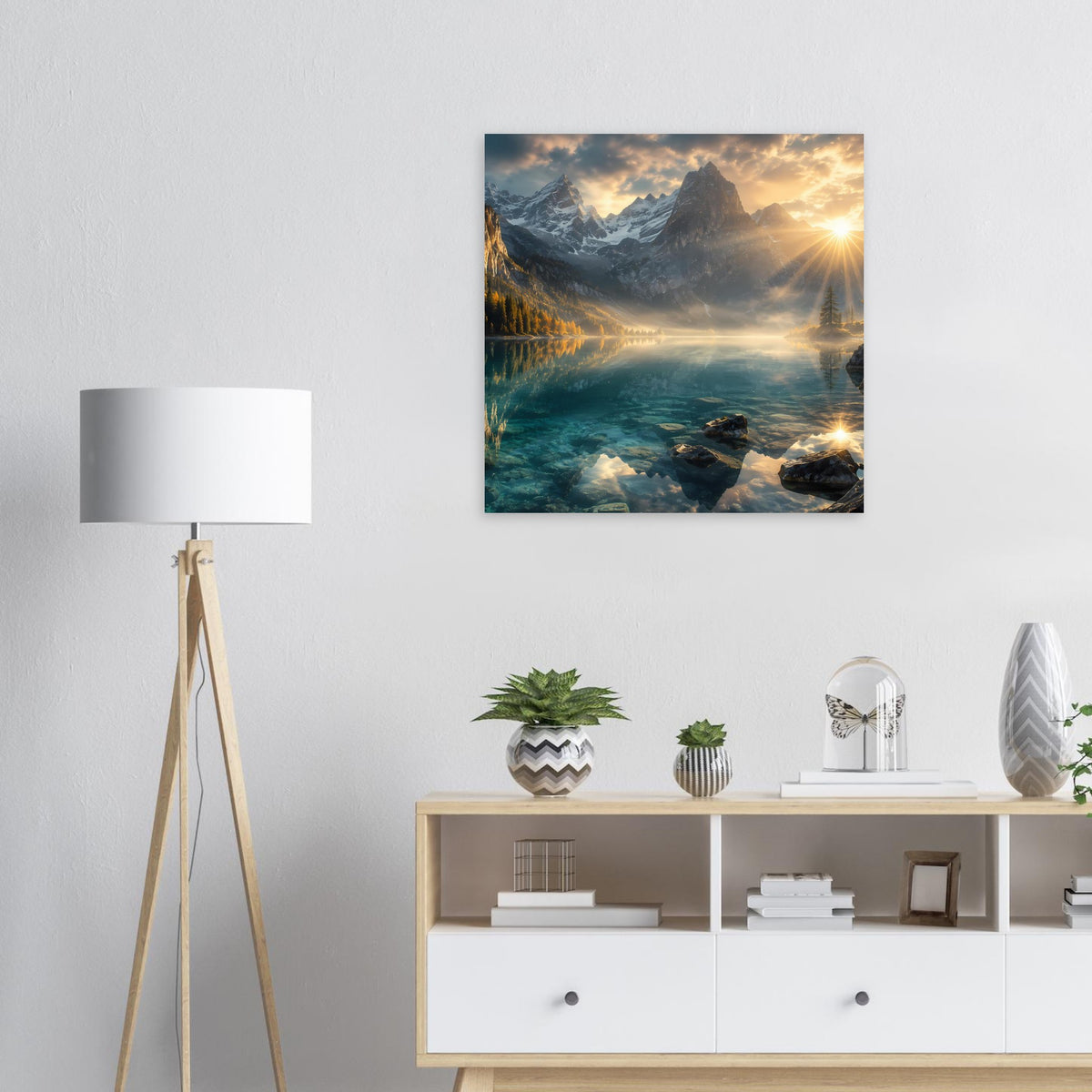 Quadratisches Poster mit Bergsee bei Sonnenaufgang, gerahmt und an weißer Wand befestigt