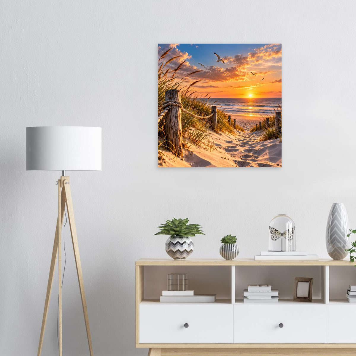 Wandposter mit Strandweg im Abendlicht, Dünenzaun und fliegenden Vögeln