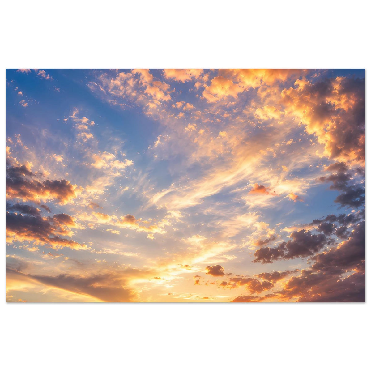 Horizontales Poster mit Sonnenuntergang am Horizont und warmen Wolken im Farbverlauf