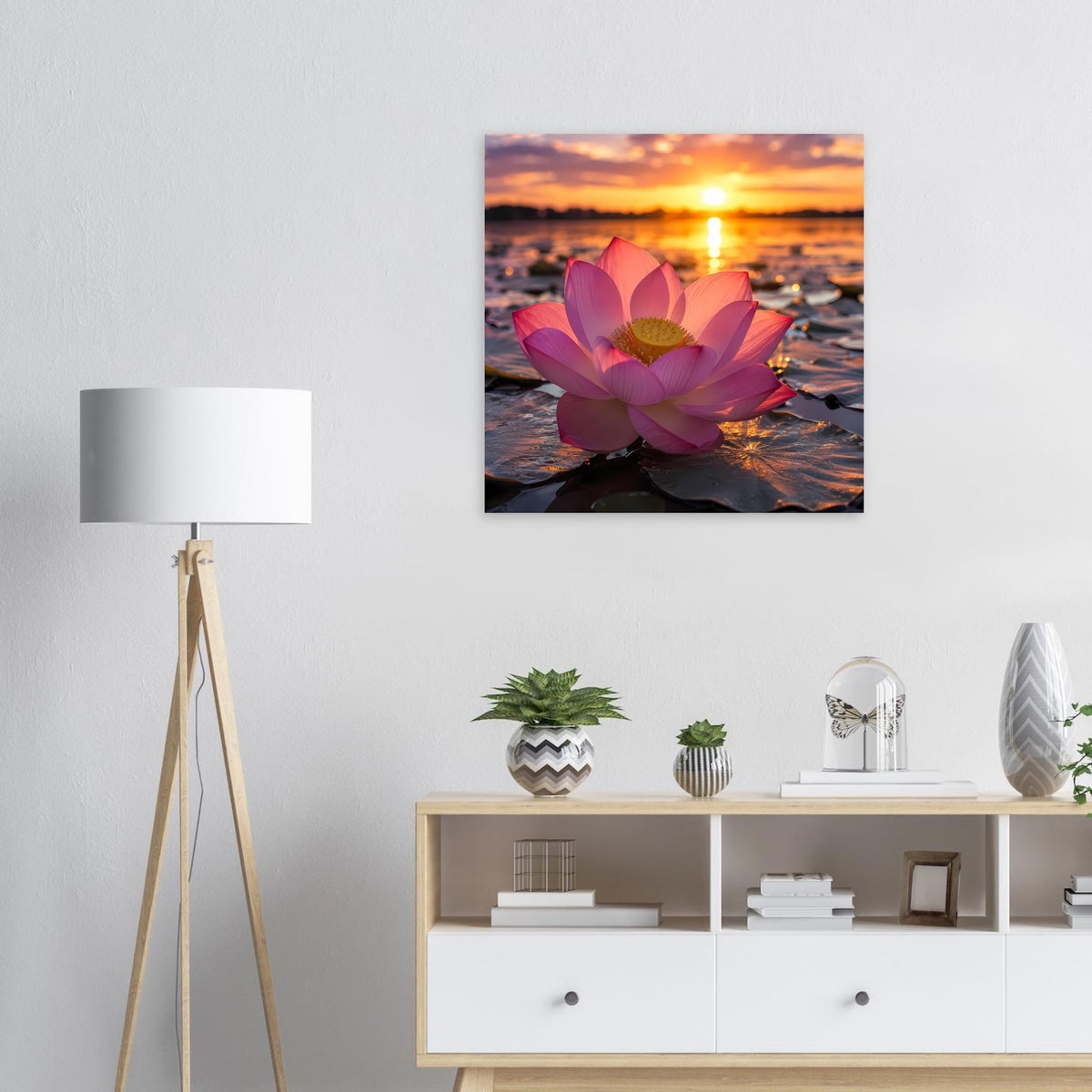 Wandposter mit pinker Lotusblüte vor Sonnenuntergang am Wasser, mit schwarzer Umrandung