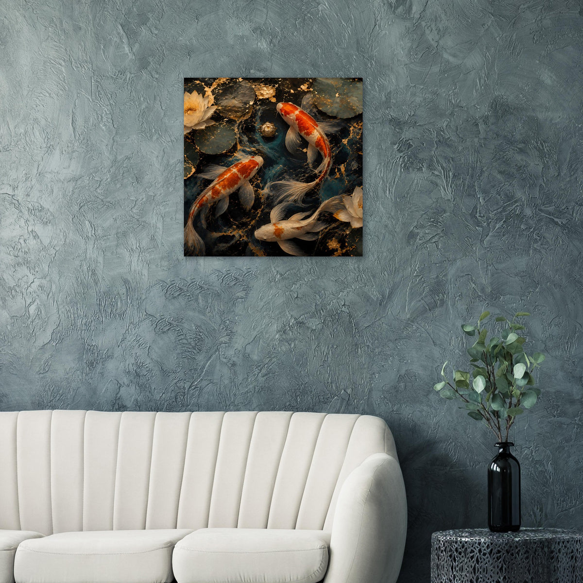 Koi-Teichkunstposter, quadratisch, mit orange-weißem Koi und dunkler Teichkulisse