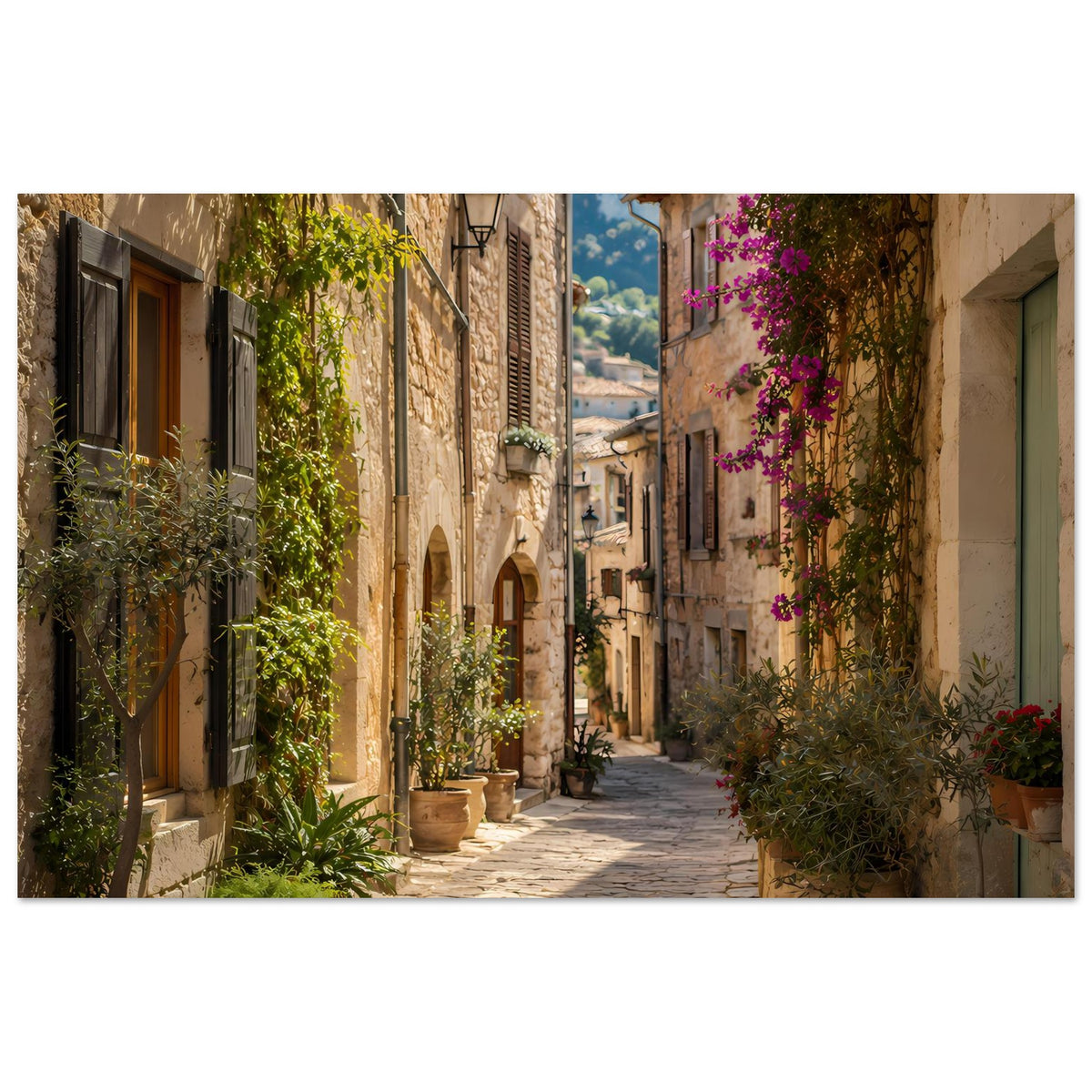Mediterranes Poster im Querformat mit schmaler Gasse, Steinmauern, Töpfen und violetten Blüten