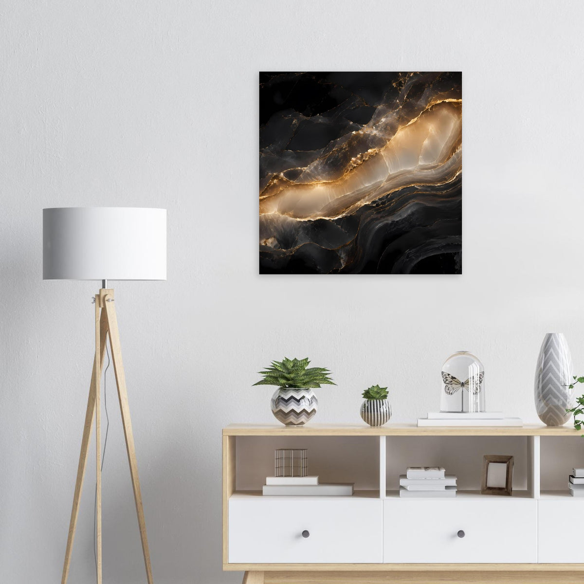 Quadratisches Poster im schwarzen Rahmen mit dunklem Marmordesign und goldener Ader