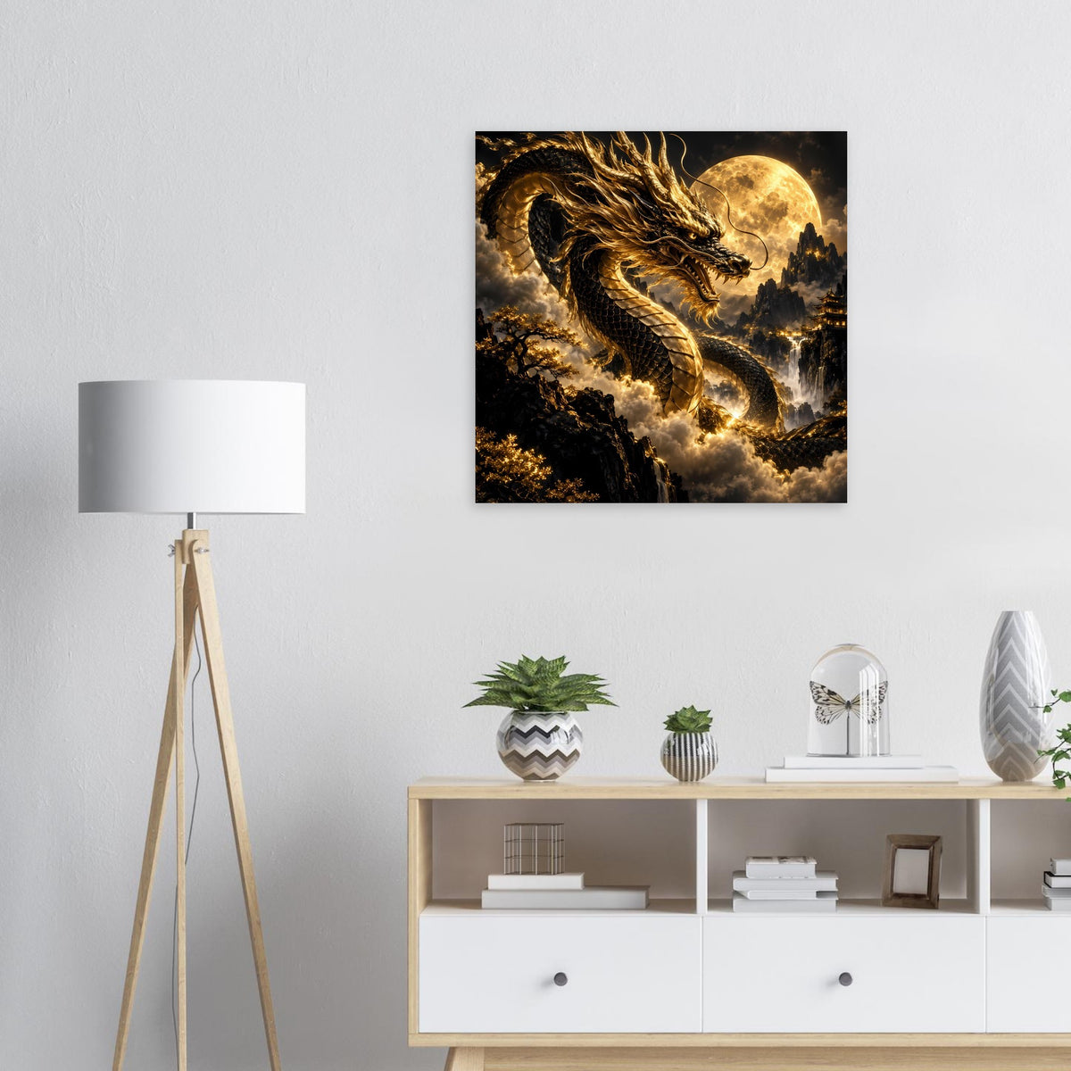 Quadratisches Drachenposter: goldener Drache vor Vollmond, umgeben von Rauch und Wolken