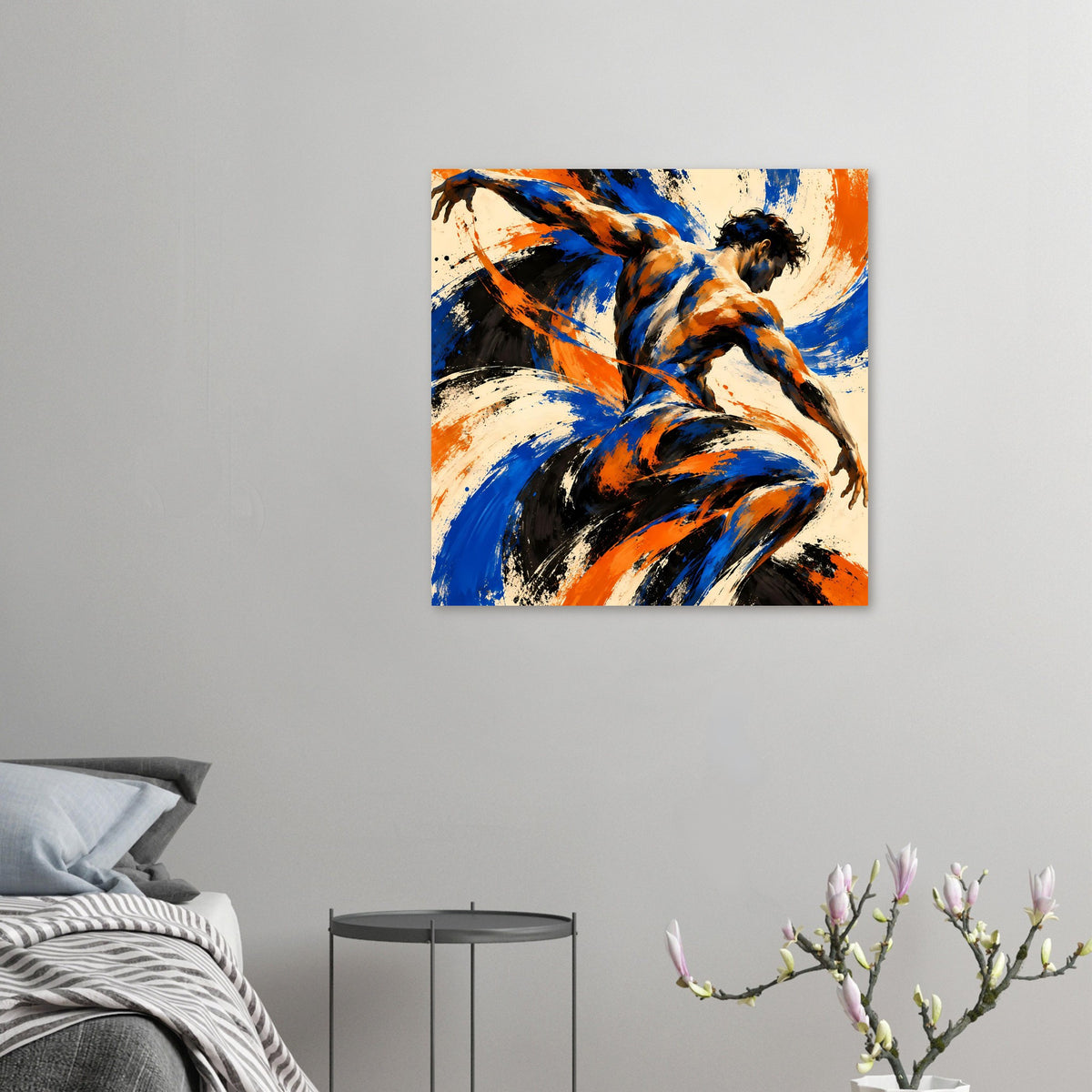 Quadratisches Kunstposter mit dynamischer Figur in Blau und Orange, mit schwarzen Pinselstrichen