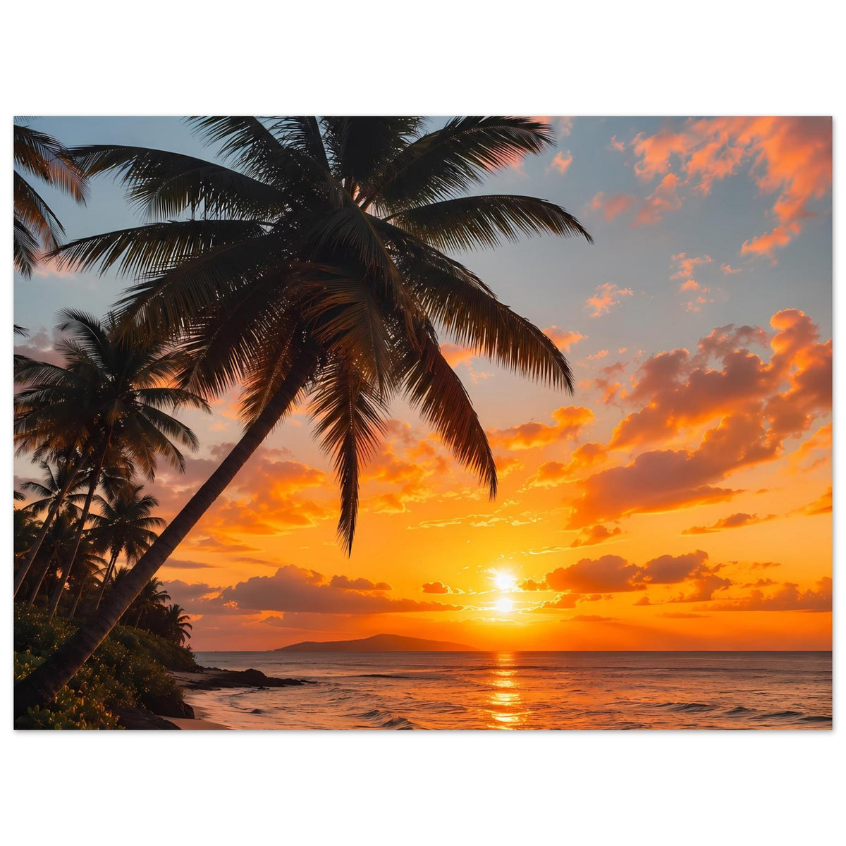 Poster mit Palmen, Sandstrand und goldgelbem Sonnenuntergang über dem Meer