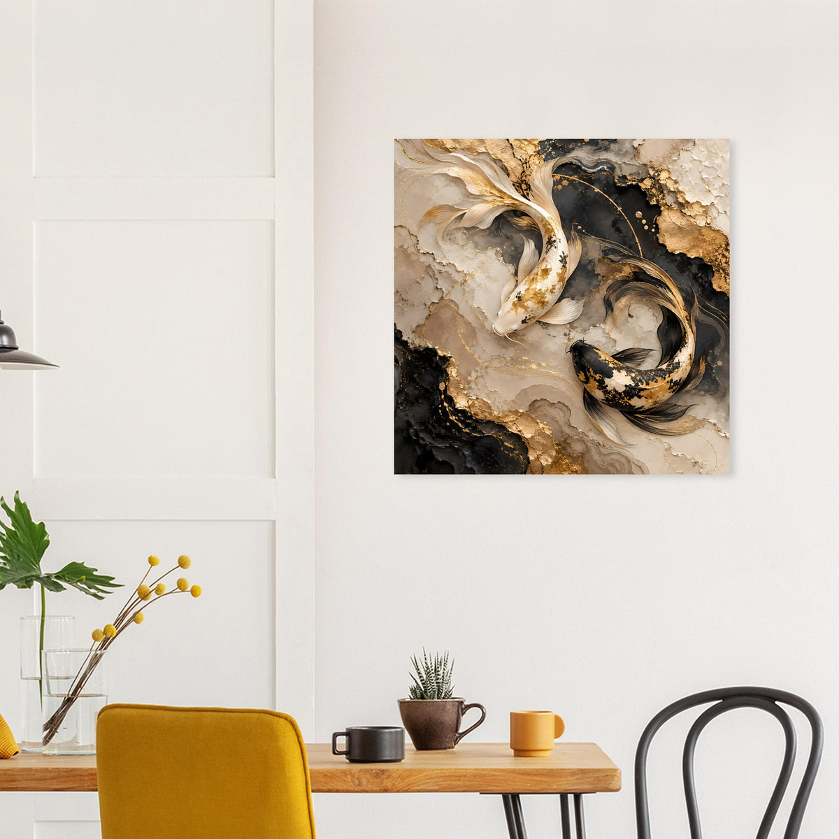 Kunstposter mit goldenen Koi-Fischen in Schwung, schwarzer Untergrund mit goldenen Sprenkeln