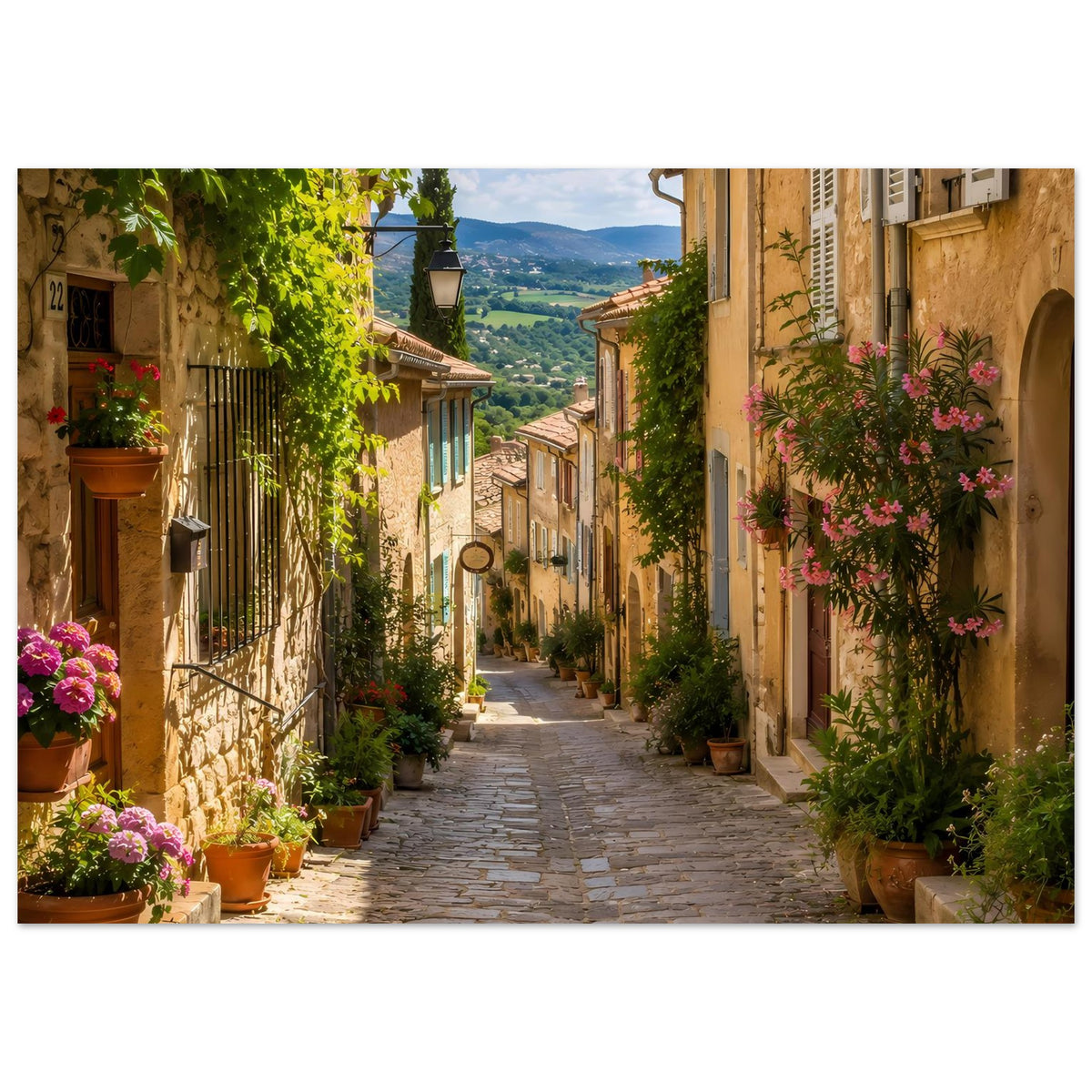 Posterdruck mediterrane Straße mit Steinpflaster, offenen Türenläden und blühenden Blumen am Rand