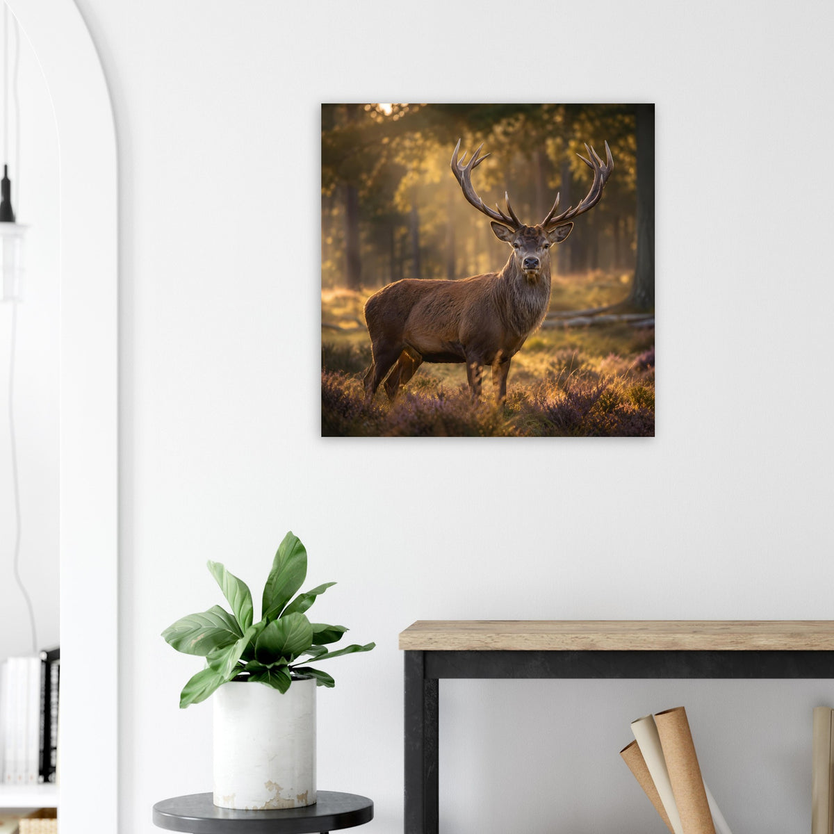 Poster mit Hirsch im Waldmotiv, braunes Tier, schwarzer Rahmen