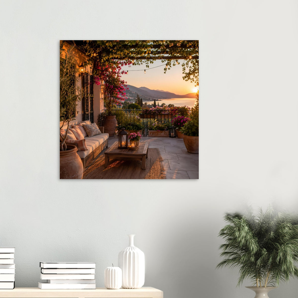 Quadratisches Poster mit Blick auf Balkon bei Sonnenuntergang, Terrassentisch und Pflanzen.