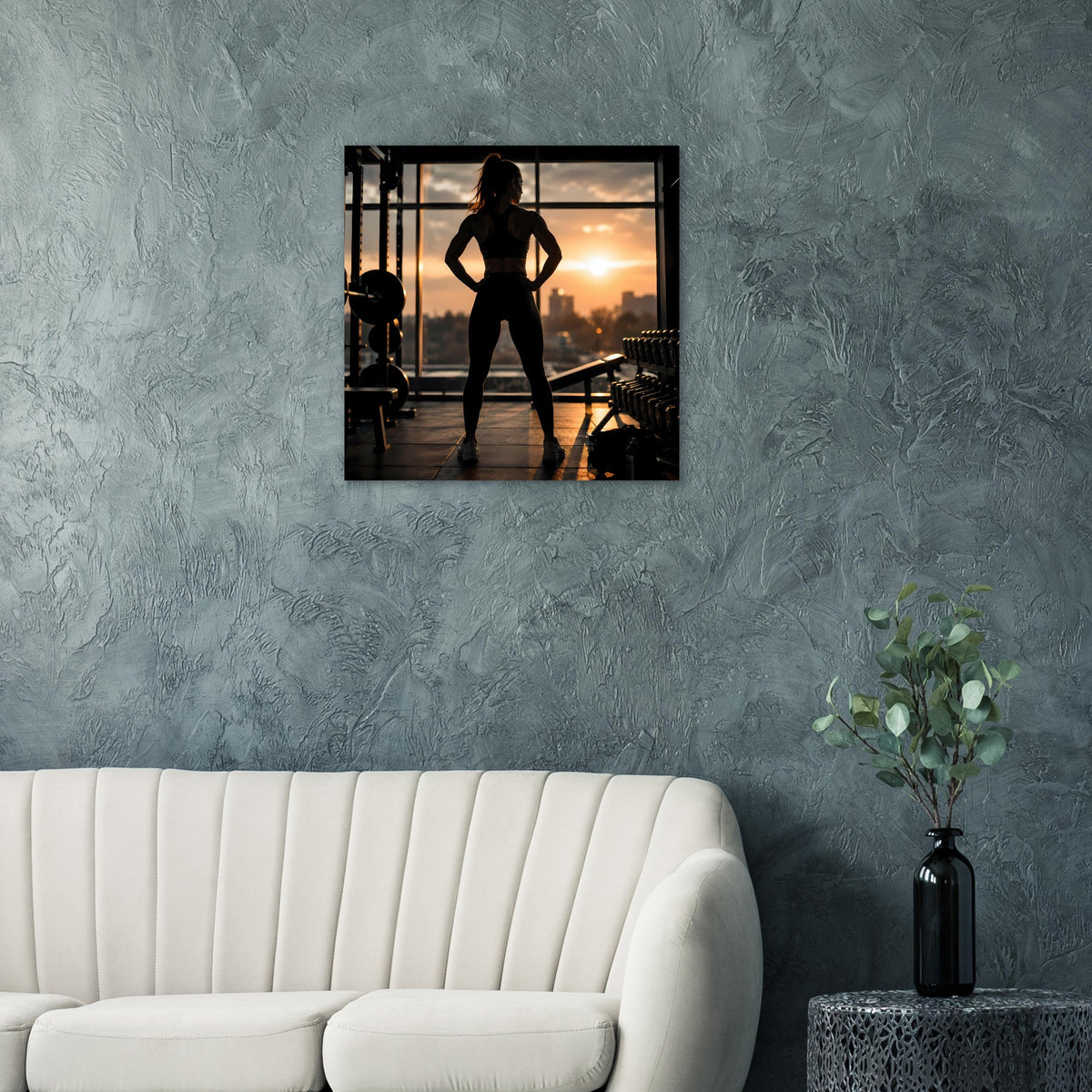 Fitnessposter in schwarzem Rahmen mit Silhouette einer Sportlerin und goldenem Sonnenuntergang
