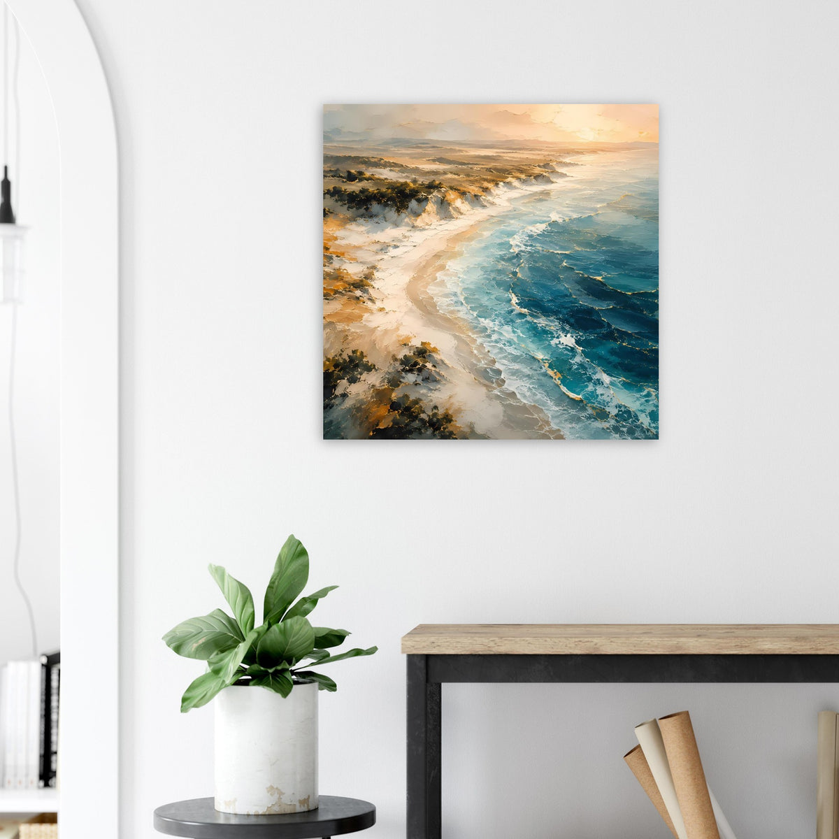 Quadratisches Küstenposter: türkisblaues Wasser, helle Brandung und Sandpfad