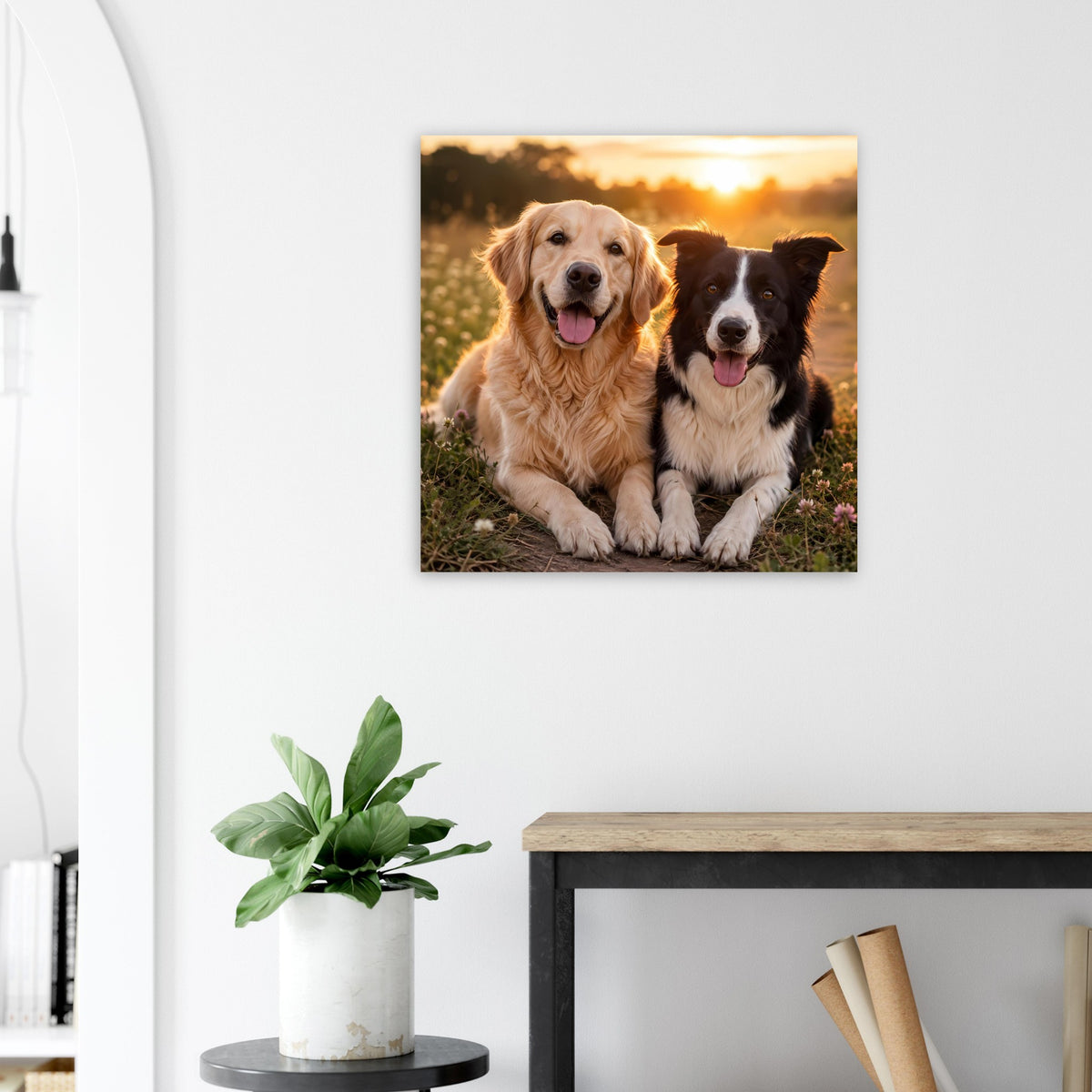Poster mit zwei Hunden im Sonnenuntergang, auf Gras sitzend