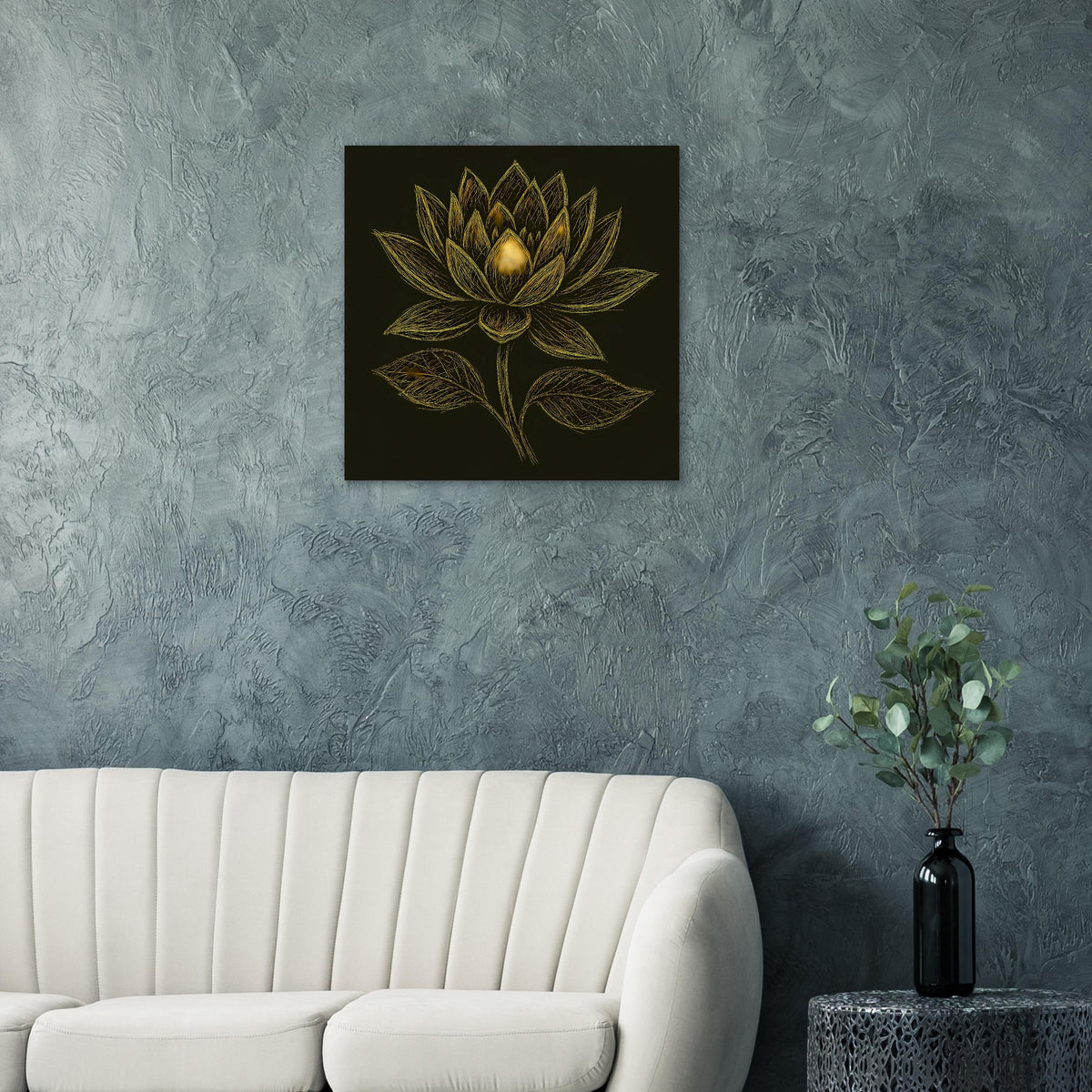 Poster mit goldener Lotusblüte, zartem Blattwerk und dunklem Hintergrund