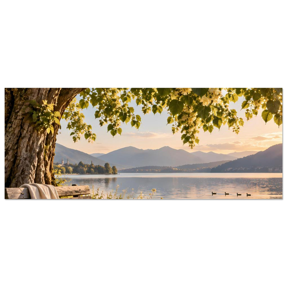 Horizontales Posterdruck-Layout: Seeufer bei Dämmerung, Berge im Hintergrund und Baumblätter