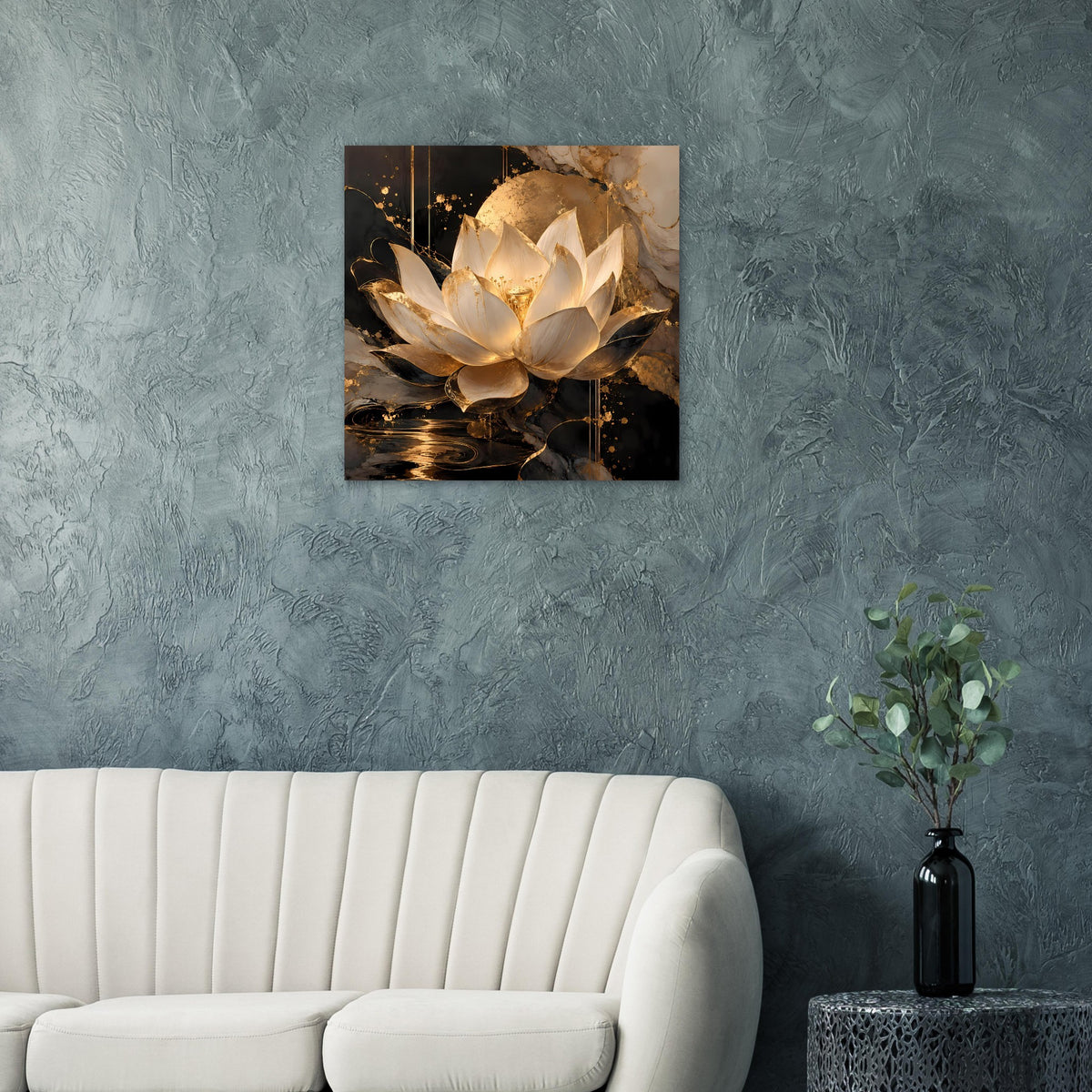 Wandposter mit Lotusblüte in Gold und Elfenbein, mit dunklen Akzenten und Glanz
