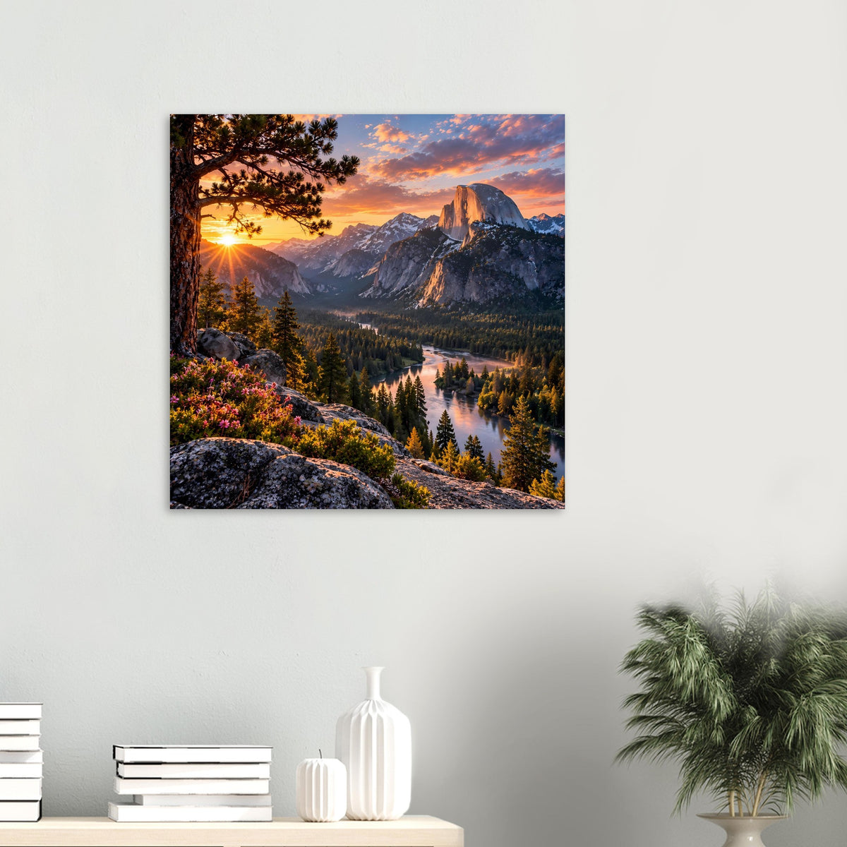 Quadratisches Poster mit Berglandschaft bei Sonnenuntergang: Fluss durch Tannenwald