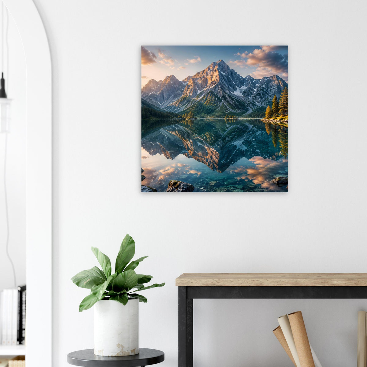 Landschaftsposter mit Bergpanorama und spiegelndem See, goldenes Licht, quadratisch